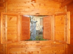 finestra in legno con ante interne e sportelloni esterni