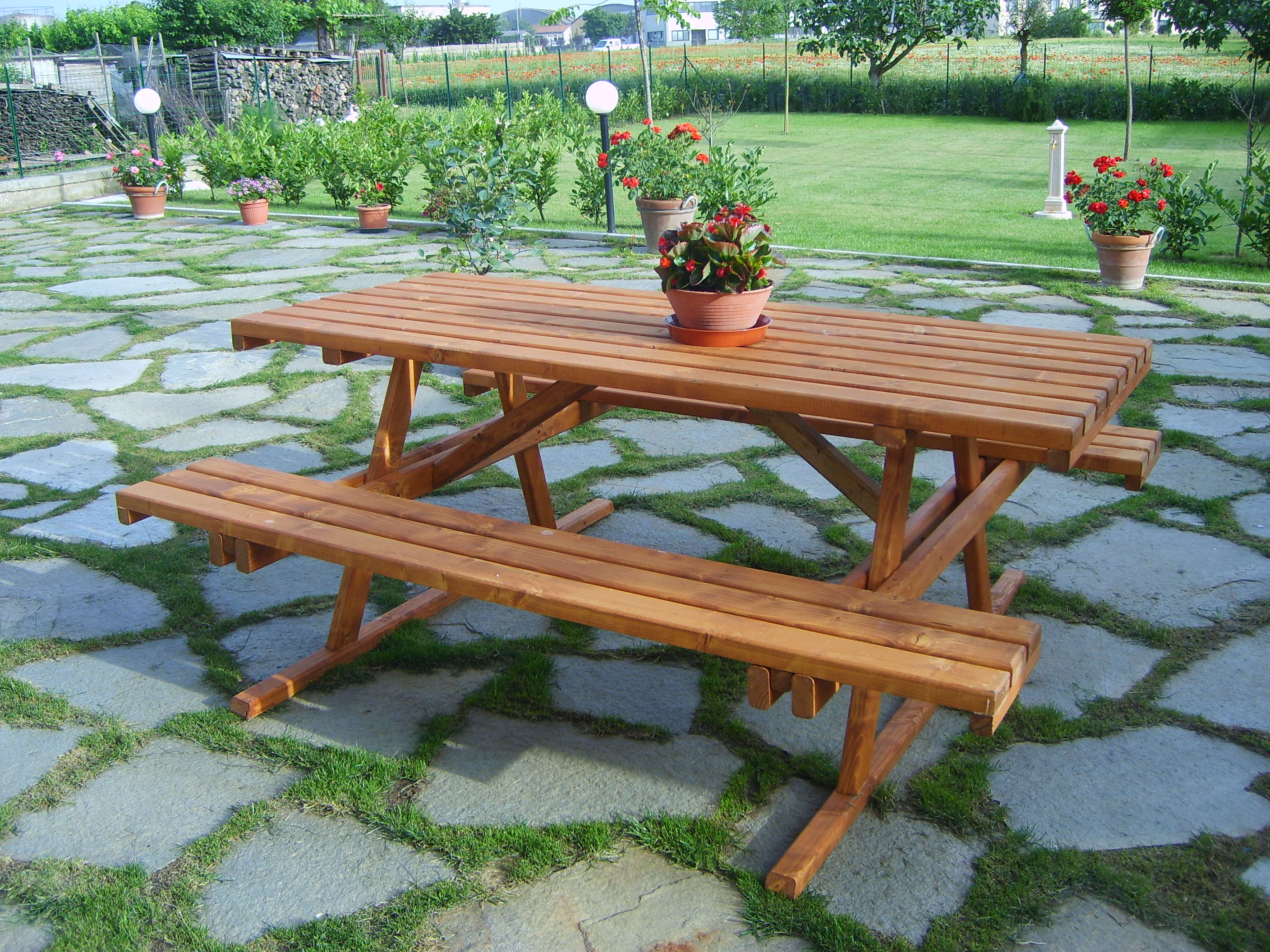 tavolo in legno con panche da esterno trattato con impregnanti naturalii