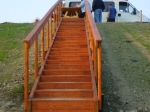 particolare scalinata in legno prefabbricata con corrimano laterale.JPG