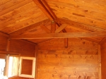 particolare interno della casetta in legno capriata e finestra