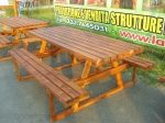 tavolo in legno da esterno con panche