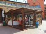 tettoia in legno allestita a chiosco bar e ristorante